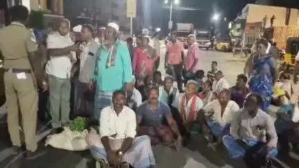 திருப்பத்தூர்: பழனிசாமி சாலையில் கீரை கட்டுகளை சாலையில் போட்டு நகராட்சி ஆணையரை கண்டித்து சாலையோர வியாபாரிகள் சாலை மறியல்