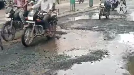 કોંગ્રેસ દ્વારા અનોખી રીતે આક્રોશ વ્યક્ત કર્યો, રોડ રસ્તા રિપેર કરવા વેપારીઓની પણ માંગ #Jansamasya