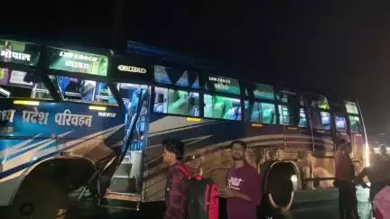 खिलचीपुर: भोजपुर चेक पोस्ट के पास बस और ट्रक की टक्कर, बस में सवार 6 लोग घायल, अस्पताल में भर्ती