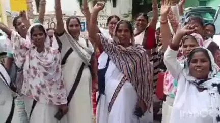 उन्नाव: उन्नाव हसनगंज ब्लॉक की आशाओं ने जिलाधिकारी कार्यालय पहुंच कर बताई अपनी समस्याएं #jansamasya