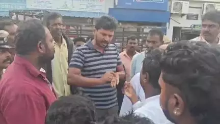 ಕೊಳ್ಳೇಗಾಲ: ಪಟ್ಟಣದಲ್ಲಿ ಅಕ್ರಮ ಅಂಗಡಿಗಳ ತೆರವಿಗೆ ಕಾರ್ಯಾಚರಣೆ; ತಹಸೀಲ್ದಾರ್ ಮತ್ತು ಮಾಲಿಕರ ನಡುವೆ ಮಾತಿನ ಚಖಮಖಿ