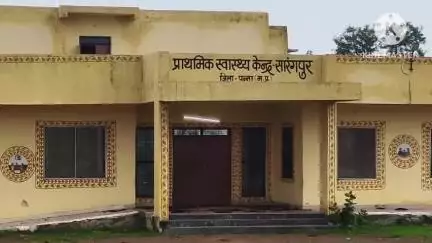शाहनगर: प्राथमिक स्वास्थ्य केंद्र सारंगपुर की दुर्दशा, मरीजों को नहीं मिल पा रहा इलाज, मवेशी कर रहे गोबर