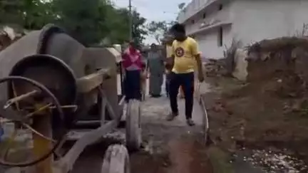 सिमगा: नवागांव में सीसी सड़क निर्माण कार्य का जायजा लेने पहुंचे जनपद सभापति चंद्रप्रकाश टोंडे