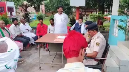मुहर्रम पर्व को लेकर किशनपुर  थाना में थानाध्यक्ष के नेतृत्व में आम लोगों के साथ शांति समिति का बैठक किया गया।