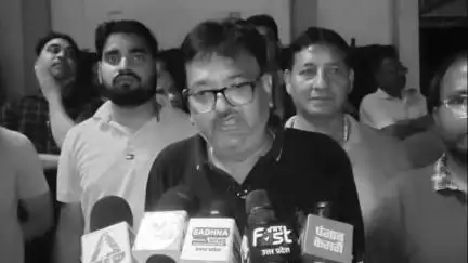 बिल्डर पर मूलभूत सुविधाएं छीनने का आरोप, कॉलोनी वासियो ने मेडिकल स्थित बिल्डर के ऑफिस पर किया प्रदर्शन