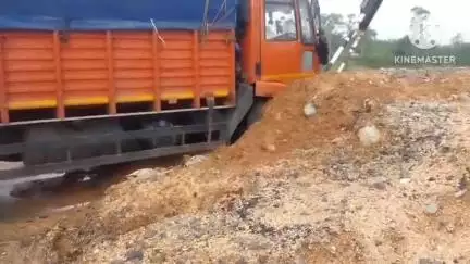 बरकट्ठा: गोरहर थाना के पास स्टेरिंग फेल होने से ट्रक डायवर्शन पर मिट्टी से टकराया