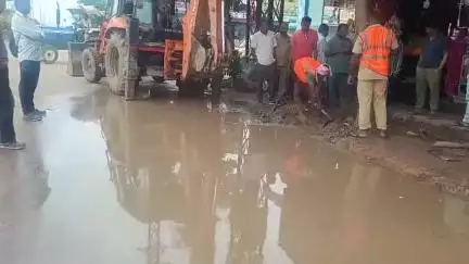 పెద్దపల్లి: రాత్రి  కురిసిన భారీ వర్షం సహాయక చర్యలు చేపట్టిన మున్సిపల్ అధికారులు