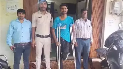 सिवनी: सड़क हादसे में अपाहिज हुए खमारपानी निवासी व्यक्ति को पुलिस आरक्षक के प्रयास से मिला सहायक उपकरण