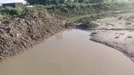 साढौरा: सढौरा: नकटी नदी पर बने नए पुल के दोनों तरफ की मिट्टी मशीन से साफ करवाई गई