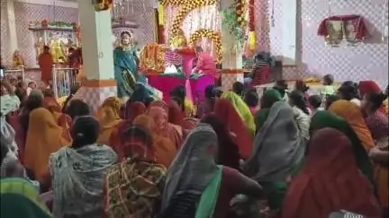 बल्दीराय: हनुमंत सेवा आश्रम पर श्री राम कथा के दौरान कलाकारों ने राधा-कृष्ण की मनमोहक झांकियां निकालीं