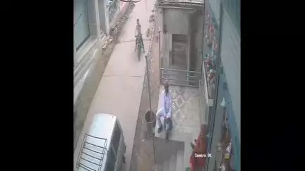 नवलगढ़: रामपुरा गांव में एक निजी स्कूल संचालक पर तलवार से हमला करने का प्रयास, तलवार लेकर दौड़ता शख्स सीसीटीवी में कैद हुआ