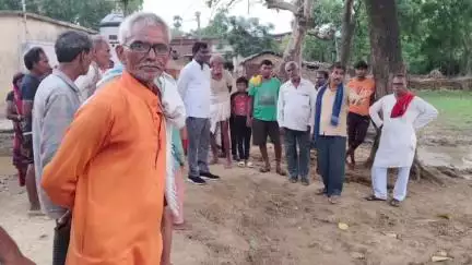 अगिआंव: भैरोडीह गांव में रास्ते के विवाद को लेकर ग्रामीणों ने की बैठक, असामाजिक तत्वों द्वारा सार्वजनिक रास्ता किया गया है बंद