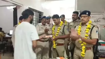 बड़वाह: बड़वाह: SDOP व थाना प्रभारी सहित पुलिस टीम का महिला फरियादी ने किया सम्मान