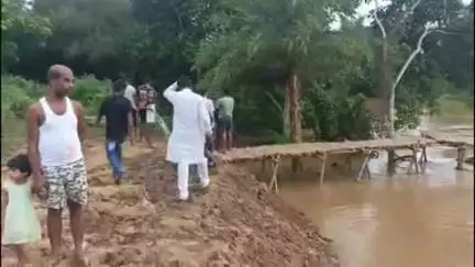 ଯାଜପୁର: ବୈତରଣୀ ନଦୀରେ ଜଳସ୍ତର ବୃଦ୍ଧି ଯୋଗୁ ଦଶରଥପୁର ବ୍ଲକ ମଲିକାପୁର ପଲାସାହିରେ ପଶିଲା ପ୍ରଥମ ବନ୍ୟା ପାଣି,ଭାଙ୍ଗିଲା ଅସ୍ଥାୟୀ ବାଉଁଶ ପୋଲ