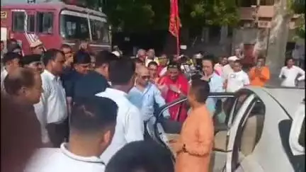 लोहारू: मुख्यमंत्री प्रेम सिंह तमांग ने पहाड़ी माता मंदिर में की पूजा-अर्चना, एसडीएम मनोज दलाल ने दिया पुष्पगुच्छ