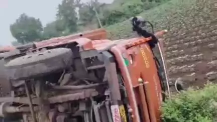 घनसावंगी: जाब समर्थ पाटीजवळ रस्त्याच्या बाजूला खोदलेल्या खड्ड्यामुळे ट्रक उलटला कुठलीही जीवितहानी नाही
