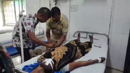 महोबा: पवा गांव की एक बुजुर्ग महिला ने अज्ञात कारणों से खाया जहरीला पदार्थ, जिला अस्पताल में इलाज जारी