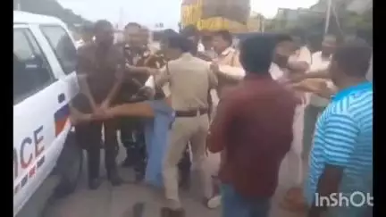 మానకొండూరు: ప్రభుత్వం తమకు నష్టపరిహారం చెల్లించడంలో వివక్షత చూపారని కరీంనగర్ వరంగల్ రహదారిపై రైతుల ఆందోళన