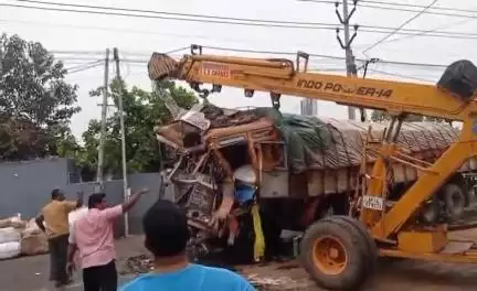 విజయవాడలో రోడ్డు ప్రమాదం, నుజ్జునుజ్జైన లారీ, ఇరువురికి తీవ్ర గాయాలు, కేసు దర్యాప్తు చేస్తున్న కృష్ణలంక పోలీసులు