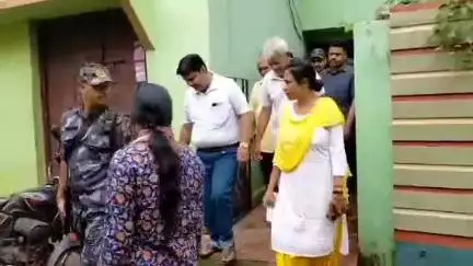 খড়গপুর ১: খড়্গপুরে তৃণমূল নেত্রী দ্বারা আক্রান্ত প্রবীণ বাম নেতা অনিল দাস ওরফে ভীম দার বাড়িতে এলেন দিলীপ ঘোষ