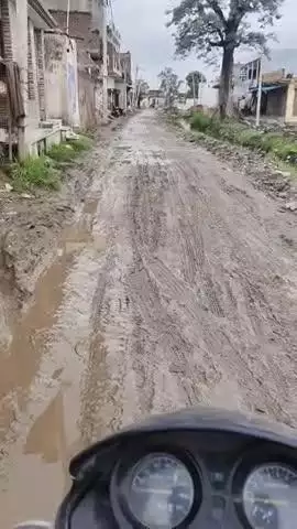 ये हालात है हमारे यहां की सड़को की 
क्या कर रही है हमारे यहां की सरकार 
लोगों को परेशानी का सामना करना पड़ रहा है
