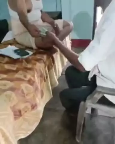 कौंच: खैराई में लेखपाल ने चकरोड की पैमाइश के नाम पर ₹1 लाख रिश्वत मांगी, ₹70 हजार लेते वीडियो वायरल, लेखपाल सस्पेंड