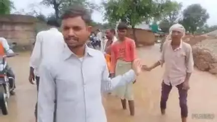 बीरपुर: वीरपुर: चांद खान चक में बारिश से घरों में घुसा पानी, ग्रामीणों में आक्रोश
