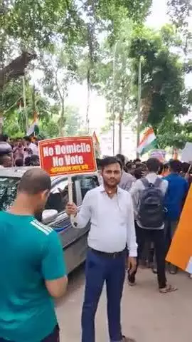 डोमिसाइल महा आंदोलन के लिए पटना कॉलेज लोग जमा हुए हैं