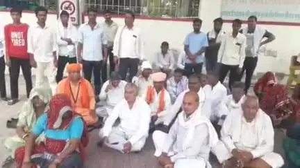 झुंझुनू: भाटीवाड गांव के नाथ समाज व ग्रामीणों ने कलेक्ट्रेट पर किया प्रदर्शन, विवाहिता को बहला-फुसला कर ले जाने का आरोप