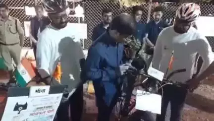 जालना: आषाढी यात्रेसाठी जालन्यातून दोन सायकलस्वार पंढरपूरकडे रवाना.
जिल्हाधिकारी आणि पोलीस अधीक्षक यांनी सायकल वारीसाठी शुभेच्छ