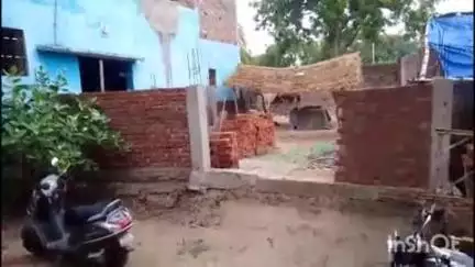 लालगंज: सरेनी थाना क्षेत्र के ग्राम घुरे मऊ में महिला सफाई कर्मचारी प्रेमलता ने उप जिला अधिकारी को दबंग के खिलाफ शिकायत दी