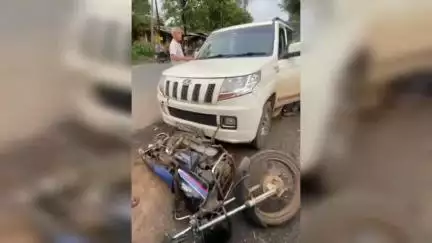 માંડવી: માલધા ફાટા નજીક નશામાં ધૂમ બે પોલીસ જવાનોએ એક કાર,ત્રણ બાઇક અને એક વ્યક્તિને અડફેટે લીધો.