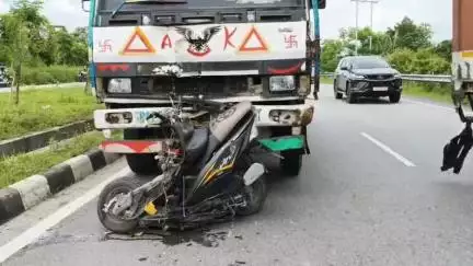 বিজনী ভাগ: বিজনীৰ দহলাপাৰাত পথ দুৰ্ঘটনা বাছে খুন্দিয়ালে স্কুটিক এজন আহত  চিকিৎসালয়ত প্ৰেৰণ