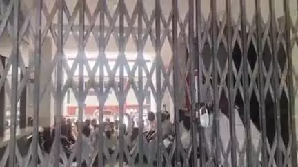 पैठण: पैठण मध्ये तहसीलदार व कर्मचाऱ्यांना शेतकऱ्यांनी तहसील कार्यालयात कुलूप लावून कोंडले