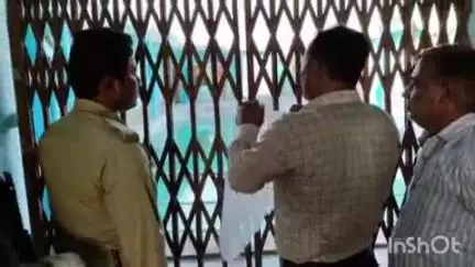 हाथरस: गांव सोखना में डीएम के निर्देश पर पुलिस ने स्विमिंग पूल को किया सीज, युवक की पूल में डूबने से हालत हुई थी गंभीर