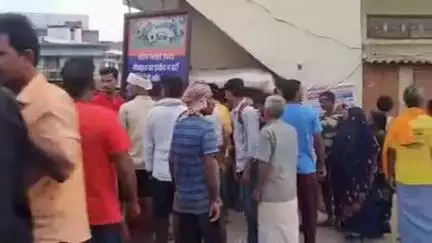 सिकंदरपुर: सिकंदरपुर बस स्टेशन चौराहे पर पिकअप की टक्कर से बाइक सवार युवक गंभीर रूप से हुआ घायल