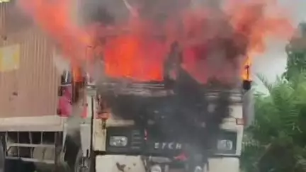 रैपुरा: कुआं खेड़ा के पास भीषण हादसा: पान पराग से लदे ट्राले में लगी आग, चालक ने कूदकर बचाई जान