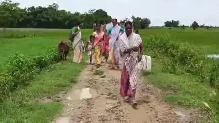 পূব ডিব্ৰুগড়: জৰাজীৰ্ণ পথে জ্বলা-কলা খোৱাইছে লাহোৱাল দঙৰপথাৰ কুৰ্মি গাঁৱৰ ৰাইজক, সমস্যাত সহস্ৰাধিক জনতা #jansamasya