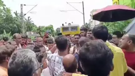 সোনারপুর: ট্রেন যেতে দেবো না, দাবি না মানলে বৃহত্তর আন্দোলনের হুমকি সোনারপুর রাধাগোবিন্দ পল্লী এলাকাবাসীর