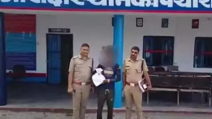 पिथौरागढ़: कोतवाली पुलिस ने चंद्रभागा पुलिया से अवैध अंग्रेजी शराब के साथ दुकान संचालक को किया गिरफ्तार
