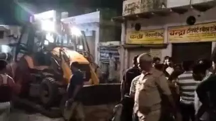 हाथरस: PM श्री केंद्रीय विद्यालय के पास नाले की सफाई के दौरान दुकानदारों और सफाई कर्मियों में हुई नोंकझोंक, जमकर हंगामा
