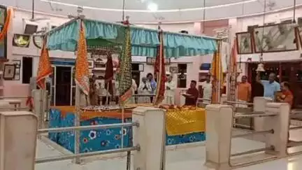 खंडवा नगर: खंडवा के दादाजी धूनी वाले मंदिर में मंगला आरती का भव्य आयोजन