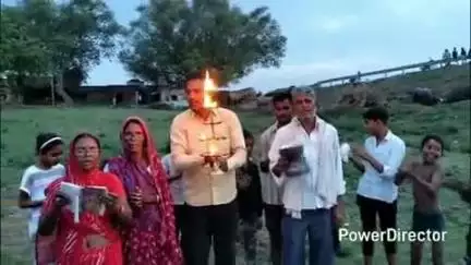 बबेरू: कमासिन दांतों घाट पर यमुना मैया की आरती कार्यक्रम आयोजित किया गया ब्लाक अध्यक्ष कमासिन शत्रुघ्न सिंह के नेतृत्व में सम्प