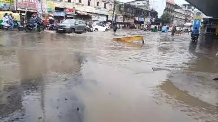 ये भोपाल स्टेशन है,
 ना सड़क है ना पानी निकालने की व्यवस्था 
जरा सी बारिश और ये हाल