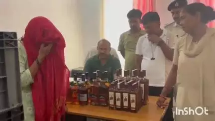 जमुई: डहुआ गांव से उत्पाद विभाग ने 34 बोतल अंग्रेजी शराब के साथ एक महिला को किया गिरफ्तार, पूछताछ की जा रही है