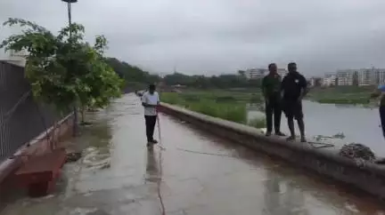 જૂનાગઢ: નરસિંહ મહેતા સરોવરમાંથી અજાણ્યા આધેડનો મૃતદેહ મળ્યો, ફાયર વિભાગે મૃતદેહને બહાર ખસેડી પોલીસ દ્વારા તપાસ શરૂ