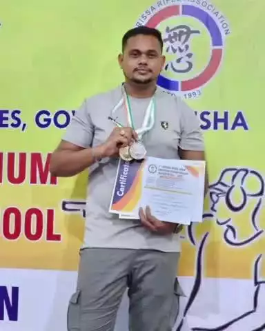 କେସିଙ୍ଗା: ଓଡ଼ିଶା ଷ୍ଟେଟ ଓପନ ସୁଟିଂ ଚାମ୍ପିଅନସିପ ,
ସ୍ୱର୍ଣ୍ଣ ପଦକ ଜିତିଲେ କଳାହାଣ୍ଡିର ବିଶ୍ୱଜିତ l