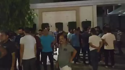 झांसी: गणेश कॉलोनी के बिल्डर पर मूलभूत सुविधाएं छीनने का आरोप, कॉलोनीवासियों ने मेडिकल स्थित बिल्डर के ऑफिस पर किया प्रदर्शन