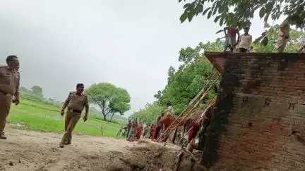 मंझनपुर: हत्या के मुकदमे में जेल गया, जमानत पर छूटा, बड़ी पवैया गांव लौटा तो जामुन के पेड़ से लटकी मिली लाश