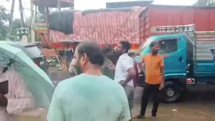 వేగవరంలో అదుపుతప్పి షాపులోకి దూసుకెళ్లిన వ్యాను, సహాయక చర్యలు చేపట్టిన స్థానికులు
